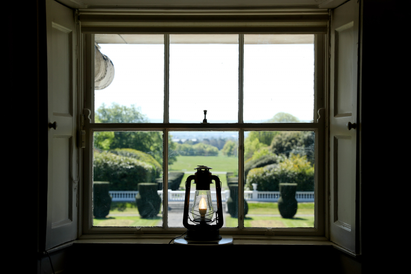 A Beacon of Welcome: The Candle in the Window at Christmas | CIE Tours