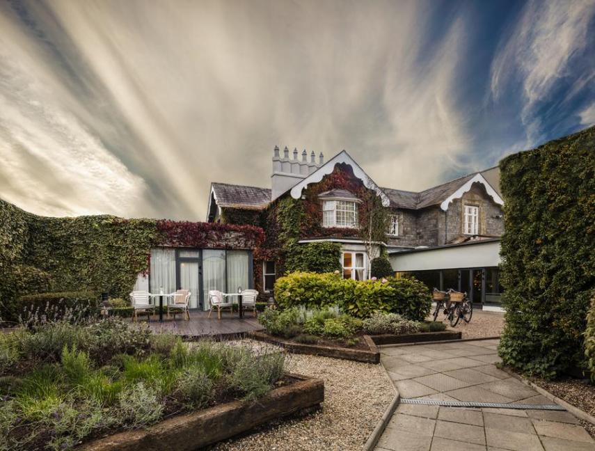 Bed-Suite.? Compare reviews and find deals on hotels in with Skyscanner Hotels. The Court, Dunboyne Castle, Dunboyne, Dunboyne, Ireland. Overview. Dublin Dunboyne Castle GUEST: Super King Deluxe Bed